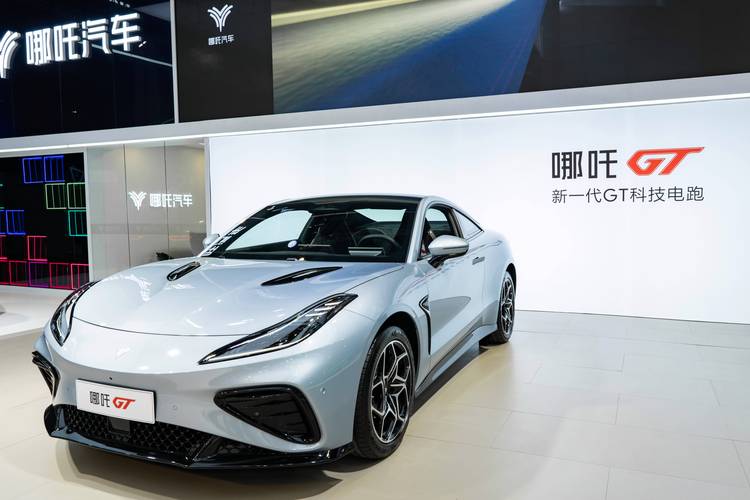 深圳327哪吒汽车在智能汽车领域的表现，领途汽车在新能源汽车市场中的影响力